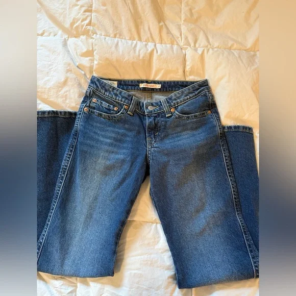 Levi's Medium Wash Jeans - Picture 2 of 4